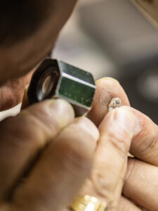 Evaluating natural vs lab-diamonds via a loupe